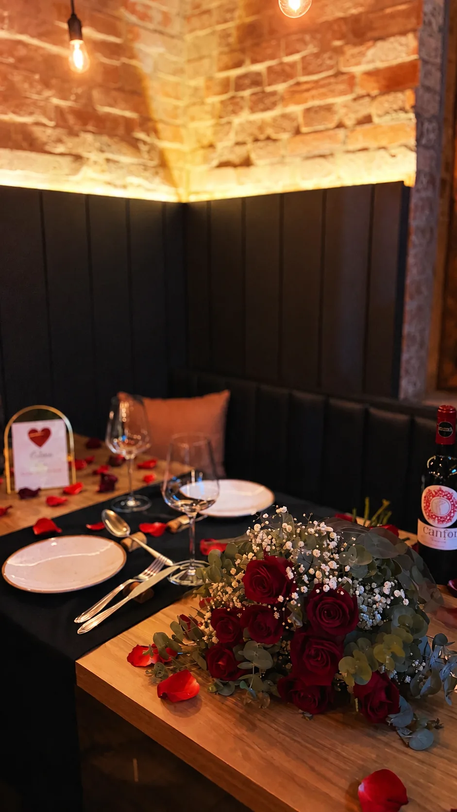 Mesa para dois decorada com pétalas de rosas e vela na Sturza