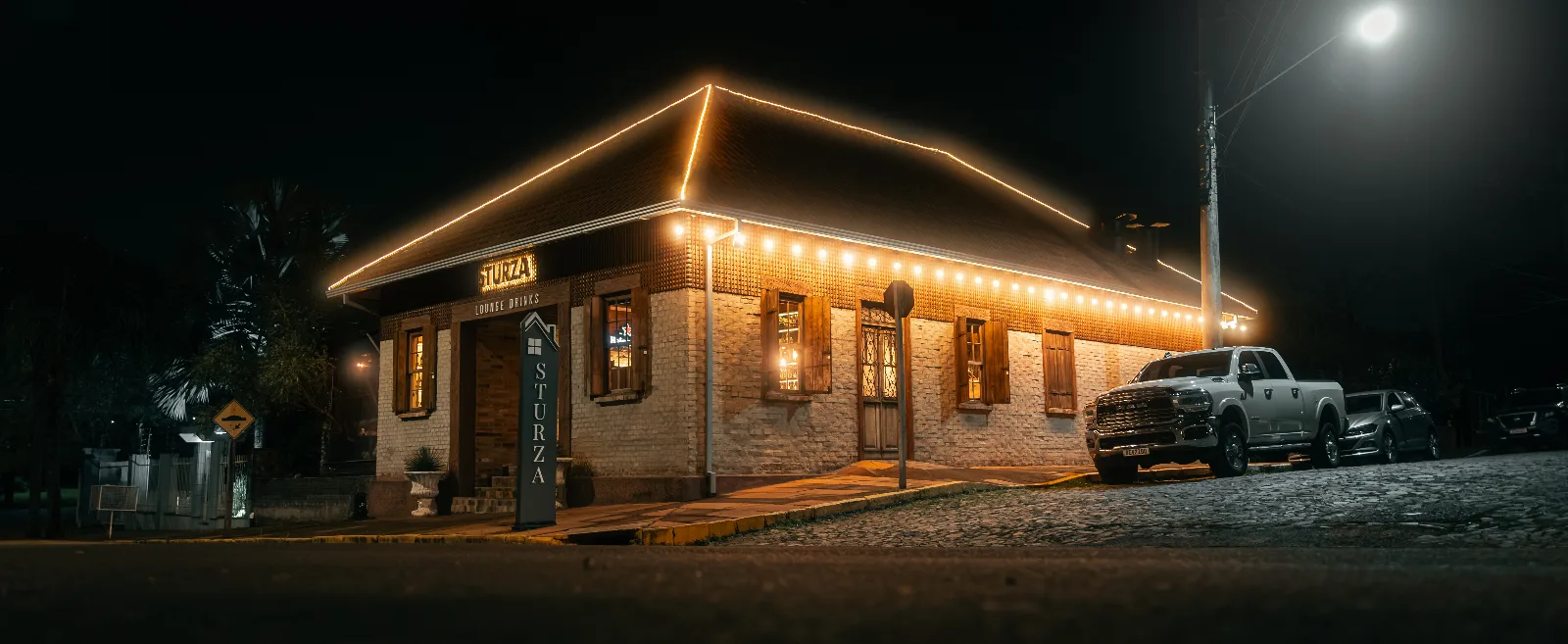 O salão do Sturza Lounge com as mesas postas
